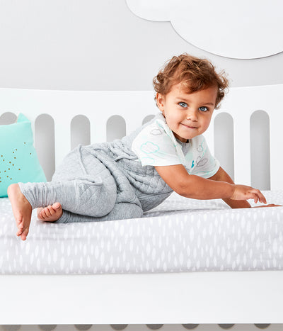 The Love to Dream Sleep Suit™ 1.0 TOG is the perfect sleep suit for your growing young one. The '2 in 1’ feet can be covered for bedtime, or uncovered for playtime. The foot cuffs, made from jersey-knit cotton, provide extra snugness and feature anti-slip dots for safer play.