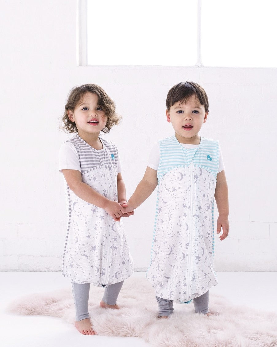 The Love to Dream Sleep Suit Lite is the perfect summer sleepsuit for your growing young one. The ‘2 in 1’ feet can be covered for bedtime or uncovered for playtime. The foot cuffs are made from jersey-knit cotton for extra snugness and feature anti-slip dots for safer play.