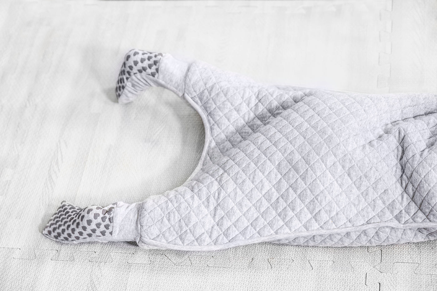 The Love to Dream Sleep Suit™ 1.0 TOG is the perfect sleep suit for your growing young one. The '2 in 1’ feet can be covered for bedtime, or uncovered for playtime. The foot cuffs, made from jersey-knit cotton, provide extra snugness and feature anti-slip dots for safer play.